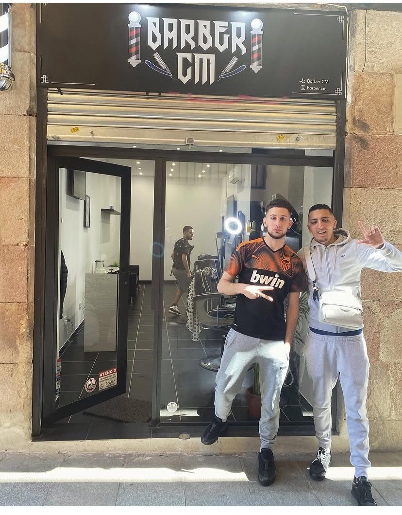 Fachada de la barbería Barber CM reformada por EnsEConstrucciones, con rótulo y cristalera nuevos