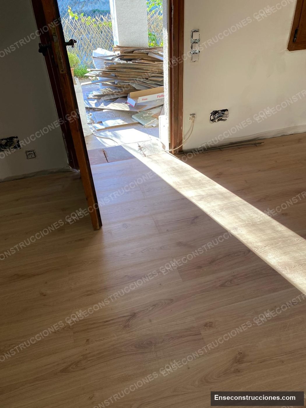 Tarima flotante instalada en vivienda con carpintería de madera